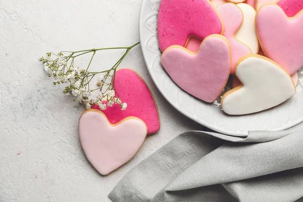 하얀 배경에 맛있는 하트 모양 쿠키가 놓인 접시. 발렌티누스 축일 기념행사 — 스톡 사진