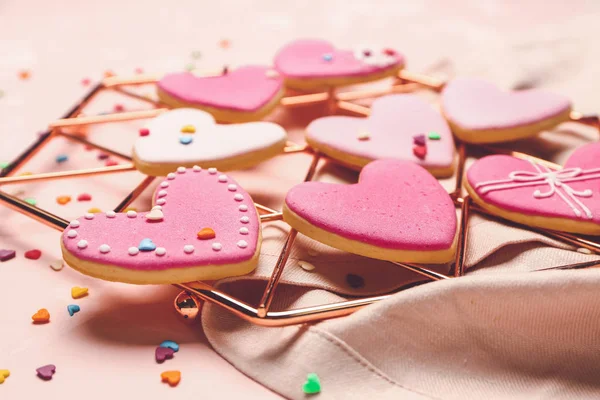 Νόστιμα μπισκότα σε σχήμα καρδιάς σε φόντο χρώματος. Γιορτή του Αγίου Βαλεντίνου — Φωτογραφία Αρχείου
