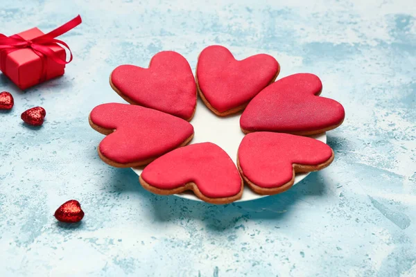 色の背景においしいハート型のクッキーと贈り物とプレート。バレンタインデーのお祝い — ストック写真