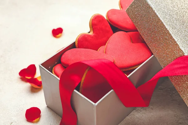 Beyaz arka planda kalp şeklinde kurabiyeler olan bir kutu. Sevgililer Günü kutlaması — Stok fotoğraf