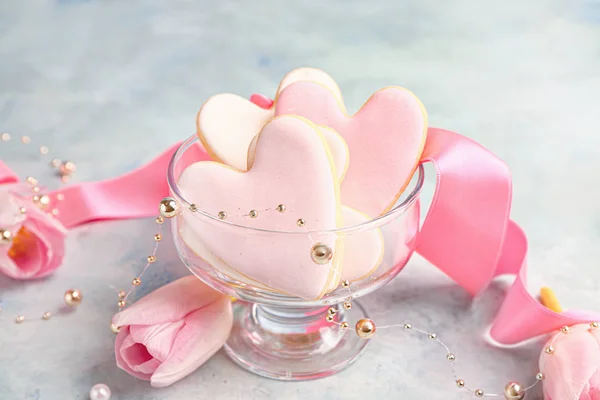 Bowl with tasty heart-shaped cookies on color background. Valentines Day celebration — Stock Photo, Image