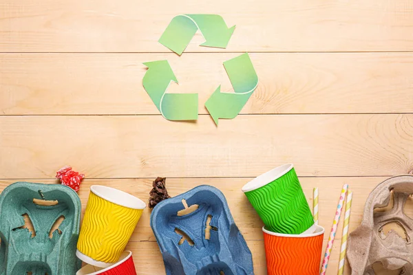 Verschiedener Müll auf Holzuntergrund. Recyclingkonzept — Stockfoto
