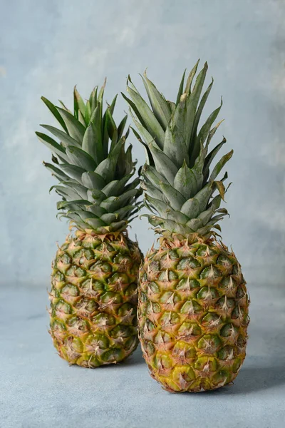 Świeże, dojrzałe ananasy na kolor tła — Zdjęcie stockowe