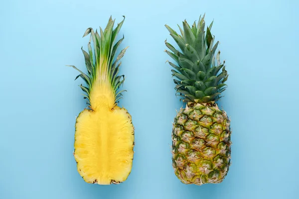 Ananas frais mûrs sur fond de couleur — Photo