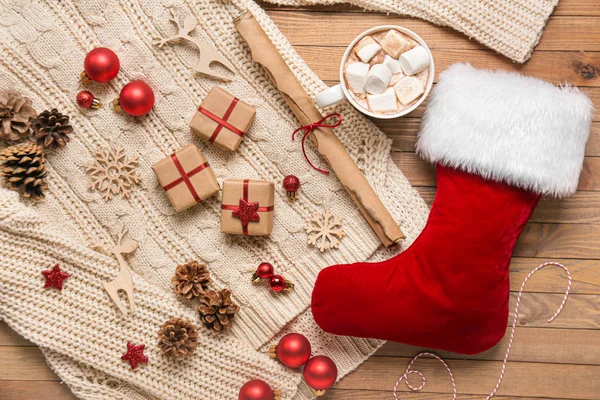 Σύνθεση με χριστουγεννιάτικη κάλτσα, δώρα και φλιτζάνι ζεστή σοκολάτα σε ξύλινο φόντο — Φωτογραφία Αρχείου