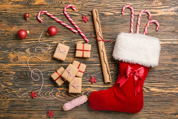 Calcetín de Navidad con regalos sobre fondo de madera —  Fotos de Stock