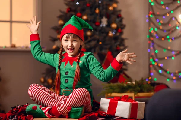 Liten flicka i alvdräkt i rummet dekorerad till jul — Stockfoto
