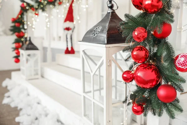 Pórtico de casa com bela decoração de Natal — Fotografia de Stock