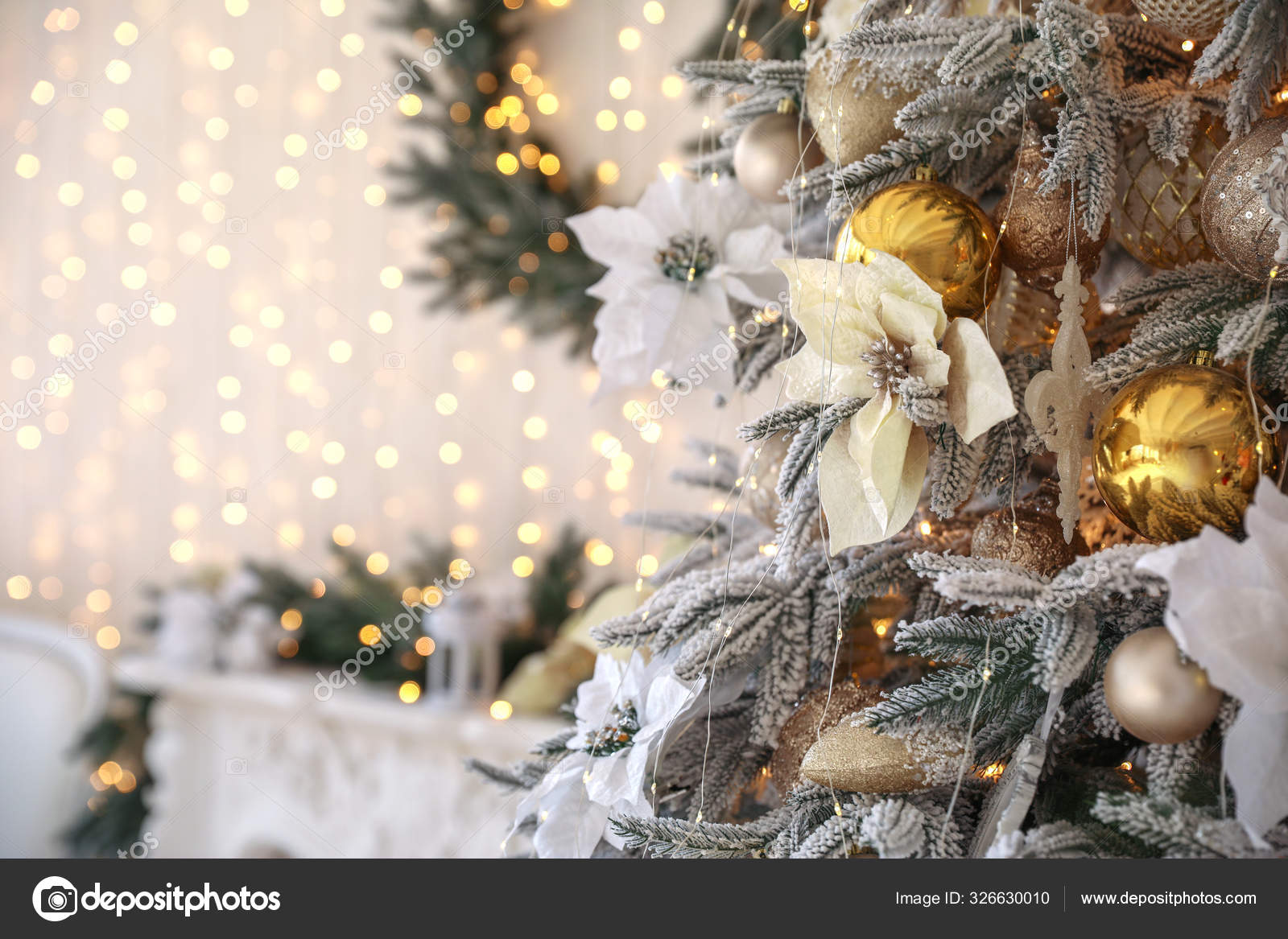 Bela árvore de Natal decorada em casa, close-up fotos, imagens de ©  serezniy #326630010