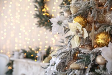 Evdeki güzel süslü Noel ağacı, yakın plan.