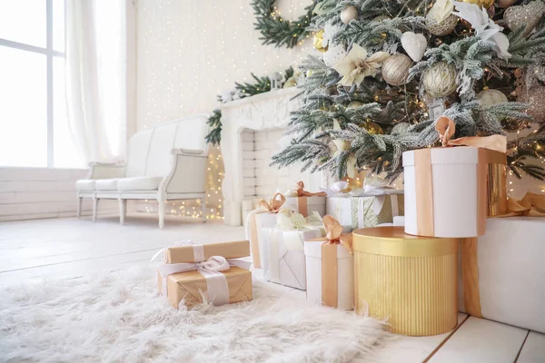 Hermoso árbol de Navidad decorado con regalos en la sala de estar —  Fotos de Stock