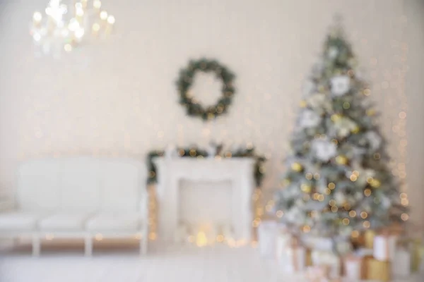 Stílusos belső tér a nappaliban, gyönyörű karácsonyfa és kandalló, homályos kilátás — Stock Fotó