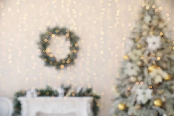 Stijlvol interieur van woonkamer met mooie kerstboom en open haard, wazig uitzicht — Stockfoto