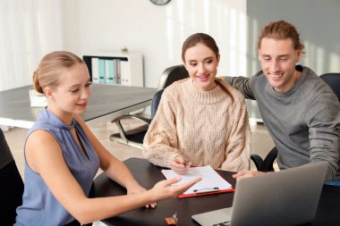 Emlakçı ofisinde genç çift