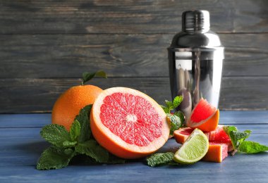 Taze greyfurtlar, kireç ve karıştırıcı.