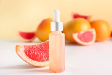 Masada bir şişe greyfurt yağı var.