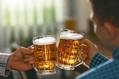 Arkadaşlar barda taze bira içiyor