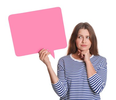 Boş konuşma balonu beyaz zemin üzerine düşünceli genç kadın