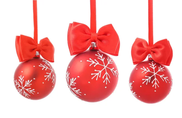 Красиві різдвяні кульки на білому тлі — стокове фото