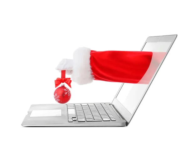 Mikulás ragasztó kéz karácsonyi labda ki laptop képernyőn ellen fehér háttér — Stock Fotó