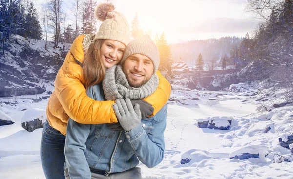 Retrato de casal feliz perto do córrego da montanha no dia de inverno — Fotografia de Stock