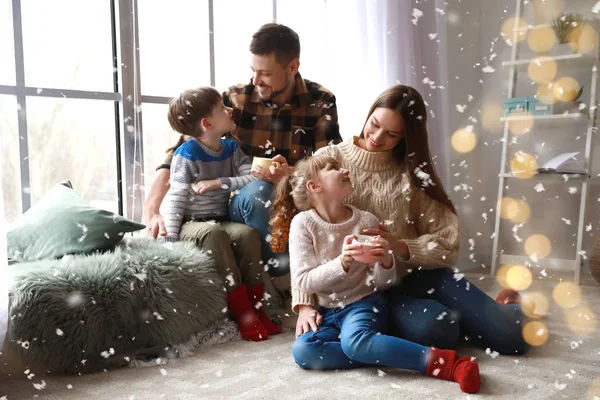 Família feliz descansando em casa na véspera de Natal — Fotografia de Stock