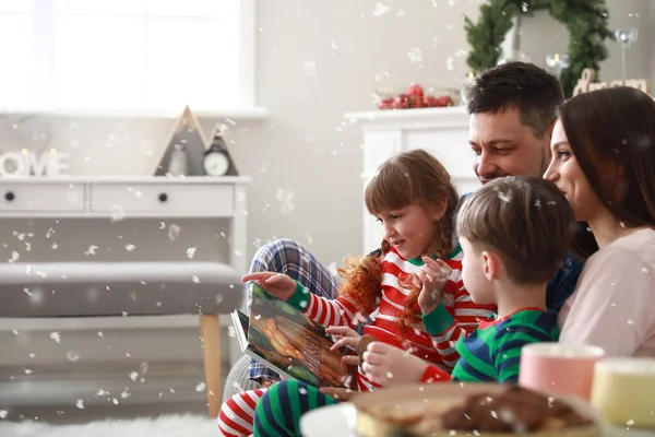 Feliz livro de leitura da família em casa na véspera de Natal — Fotografia de Stock