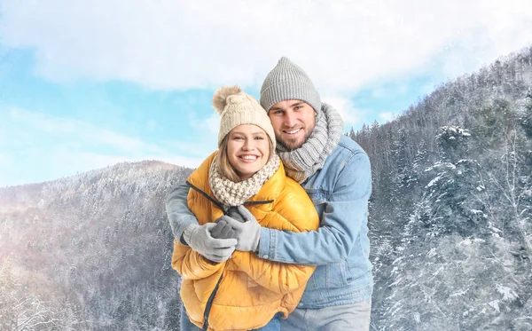 Porträtt av lyckliga par i skogen på vinterdagen — Stockfoto