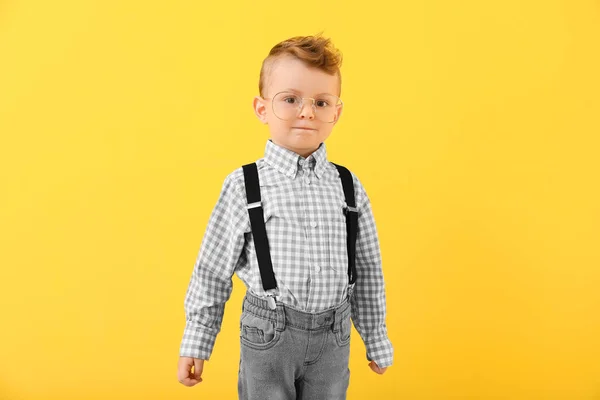 Портрет стильного маленького хлопчика на кольоровому фоні — стокове фото