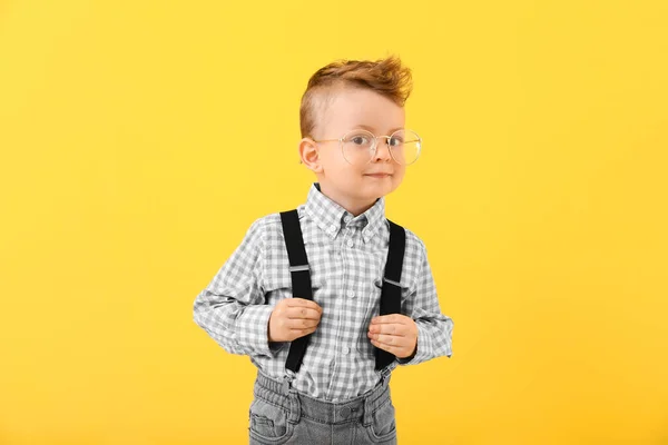 Портрет стильного маленького хлопчика на кольоровому фоні — стокове фото