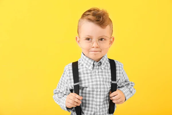 Portré elegáns kisfiú színes háttér — Stock Fotó