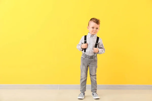 Portré elegáns kisfiú ellen színes fal — Stock Fotó