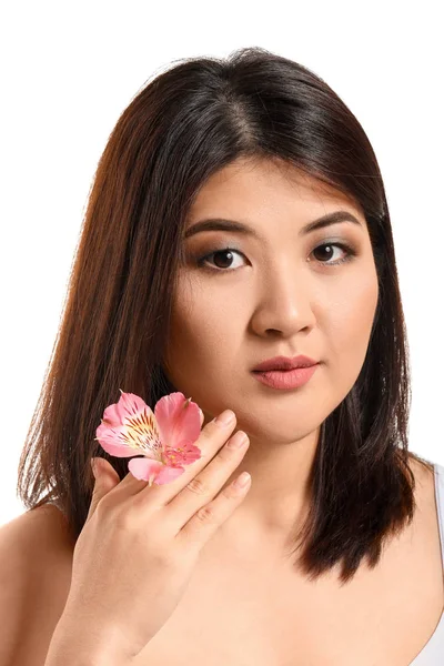 Porträt einer jungen asiatischen Frau mit Blume auf weißem Hintergrund — Stockfoto