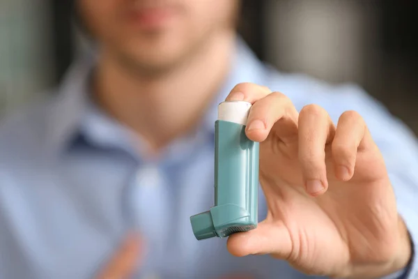 Pengusaha sakit dengan inhaler di kantor, closeup — Stok Foto