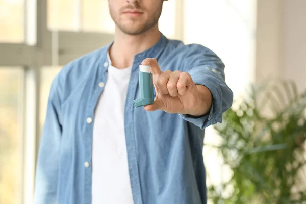 Homem doente com inalador de asma em casa — Fotografia de Stock