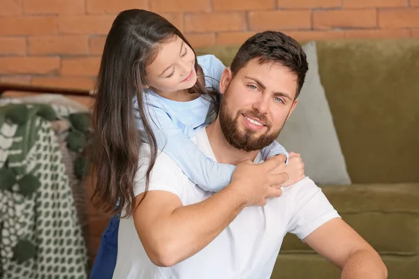 Retrato del padre con su hija pequeña en casa — Foto de Stock