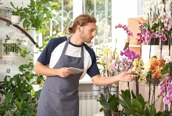 Male florist with tablet computer in shop — Stock Photo, Image