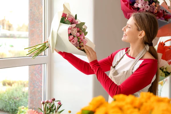 Florista com belo buquê na loja — Fotografia de Stock