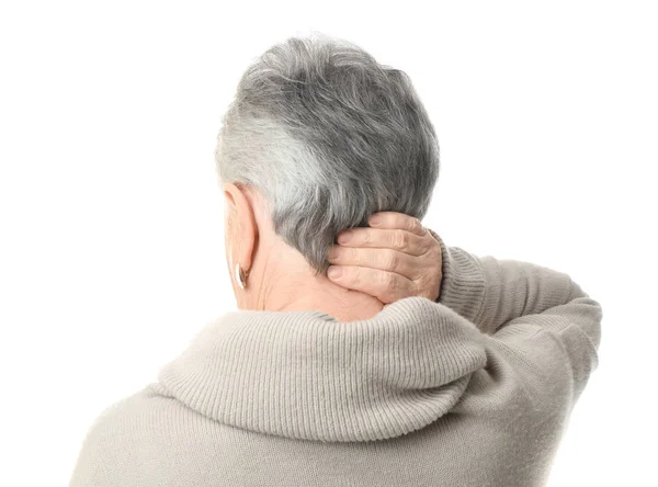 Mulher idosa que sofre de dor no pescoço em fundo branco — Fotografia de Stock