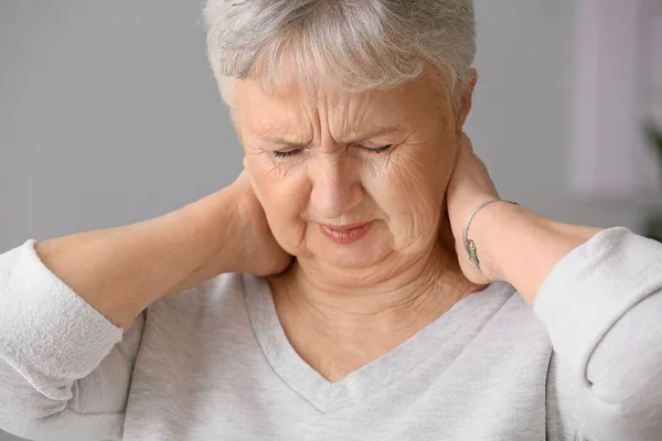 Femme âgée souffrant de douleurs au cou à la maison — Photo