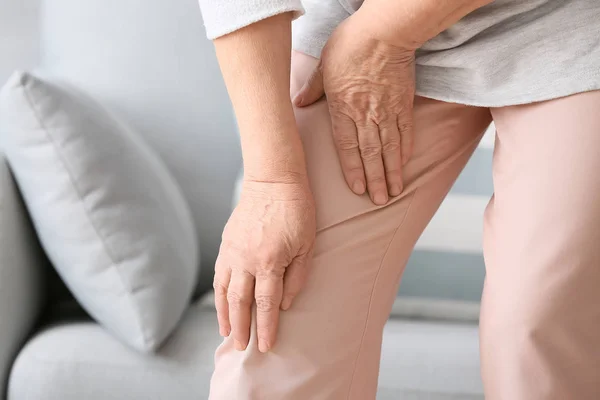집에서 무릎에 통증으로 고통받는 선임 여성 — 스톡 사진