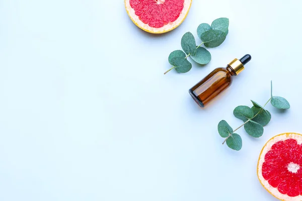 Composition with grapefruit essential oil on light background — Stock Photo, Image