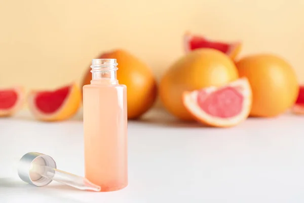 Бутылка грейпфрутового эфирного масла на столе — стоковое фото