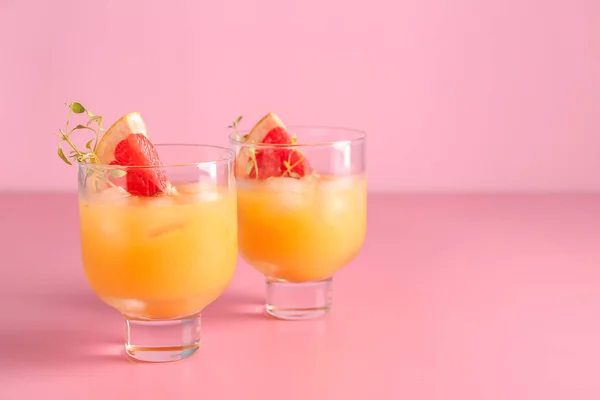 Glasses of fresh citrus juice on color background — Stock Photo, Image