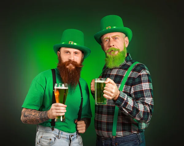 Siyah arka planda bira bardakları olan sakallı adamlar. Aziz Patrick Günü kutlaması — Stok fotoğraf