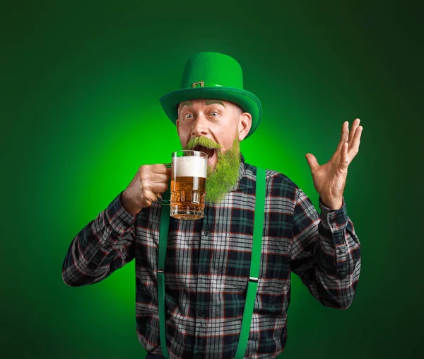Homem maduro engraçado com copo de cerveja no fundo escuro. Celebração do Dia de São Patrício — Fotografia de Stock