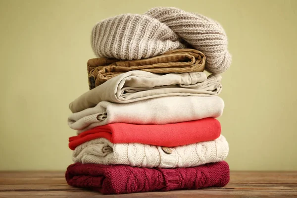 Pilha de roupas quentes na mesa — Fotografia de Stock