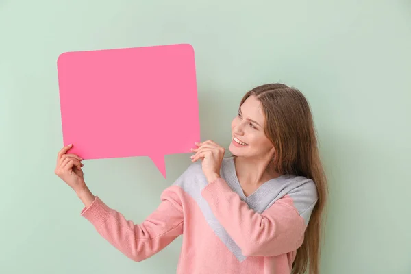 Jeune femme avec bulle de parole vierge sur fond de couleur — Photo