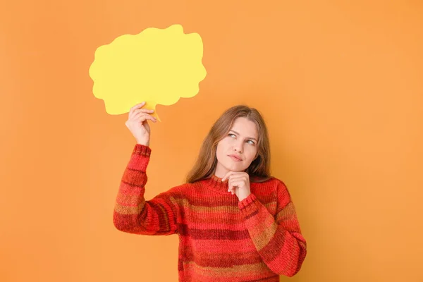 Mujer joven reflexiva con burbuja de habla en blanco sobre fondo de color —  Fotos de Stock