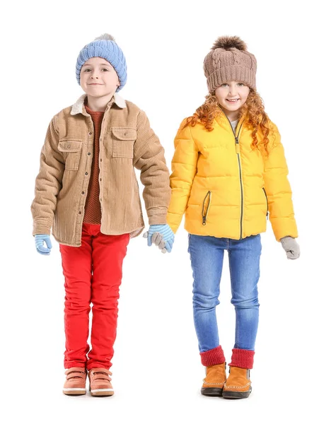 Crianças pequenas bonitos em roupas de inverno no fundo branco — Fotografia de Stock